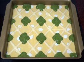 用深绿色面糊在交叉点描绘出菱形图案，再放入烤箱烘烤2分钟取出。