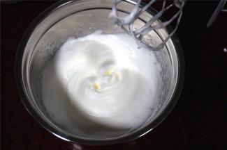 打发3个蛋白：将剩下的30克细砂糖分两次加入，打发至湿性发泡时加入之前剩下的玉米淀粉，然后继续搅打几秒即可。