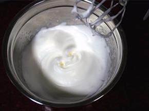 打发3个蛋白：将剩下的30克细砂糖分两次加入，打发至湿性发泡时加入之前剩下的玉米淀粉，然后继续搅打几秒即可。