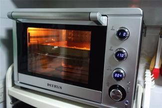 放入预热好的烤箱中层，烘烤1分钟取出。