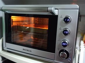 放入预热好的烤箱中层，烘烤1分钟取出。