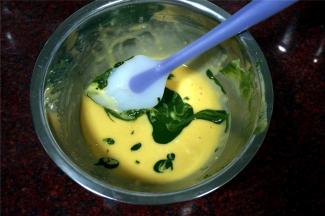 将之前剩下的抹茶加入到之前的蛋黄糊中去，拌均匀成为浅绿色的抹茶蛋黄糊。