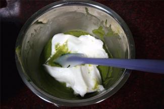 将所有的蛋白霜与抹茶蛋黄糊切拌混合。