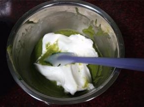将所有的蛋白霜与抹茶蛋黄糊切拌混合。