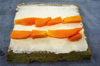 抹上淡奶油，放入芒果块。