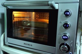 放入烤箱中层，烘烤15分钟，出炉。在烘烤蛋糕体的时候，将淡奶油打发，并切好芒果块。