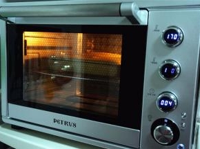 放入烤箱中层，烘烤15分钟，出炉。在烘烤蛋糕体的时候，将淡奶油打发，并切好芒果块。