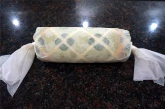 将蛋糕卷起，两头扭紧，放入冰箱冷藏2个小时以上即可。