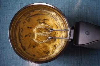 黄油软化后加入盐，细砂糖，糖粉，用电动打蛋器搅打至融合。