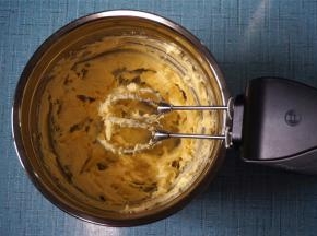 黄油软化后加入盐，细砂糖，糖粉，用电动打蛋器搅打至融合。