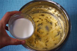 分3次加入牛奶，每一次都待牛奶与黄油完全融合后再加入下一次。