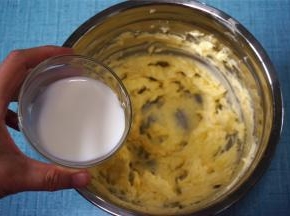 分3次加入牛奶，每一次都待牛奶与黄油完全融合后再加入下一次。