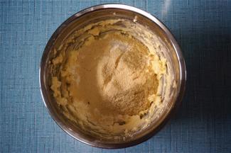 筛入低筋粉和杏仁粉。