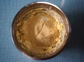 筛入低筋粉和杏仁粉。