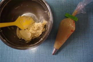 拌至无干粉状态后分两次装入裱花袋，裱花嘴用10齿的。