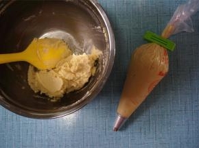 拌至无干粉状态后分两次装入裱花袋，裱花嘴用10齿的。