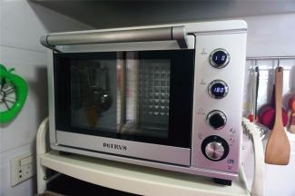 180度上下火预热烤箱。