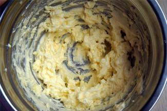 这是加入牛奶搅打后的状态，顺滑而蓬松。