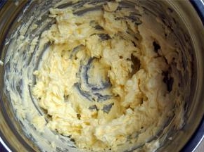 这是加入牛奶搅打后的状态，顺滑而蓬松。