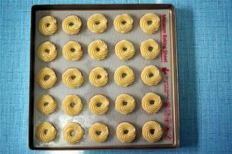 挤出圆形曲奇饼坯，每个饼坯之间留一点空间。