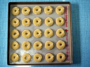挤出圆形曲奇饼坯，每个饼坯之间留一点空间。