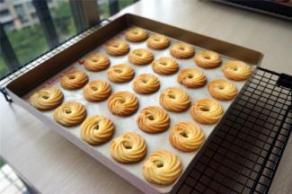 如果使用的是三能方形烤盘，垫硅胶垫，则用180度，上下火，中层，烘烤16~18分钟即可。