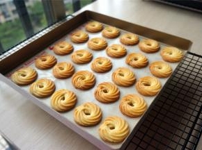 如果使用的是三能方形烤盘，垫硅胶垫，则用180度，上下火，中层，烘烤16~18分钟即可。