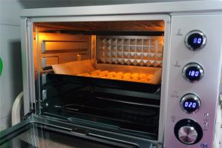 放入中层，180度上下火，烘烤12分钟即可。