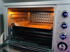 放入中层，180度上下火，烘烤12分钟即可。