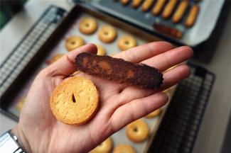 最后对比一下两种烘烤方式下的结果，你会发现，尽管同温度，同位置，垫了不同的物质，烘焙的结果会不一样，参考菜谱时请注意细节哦~