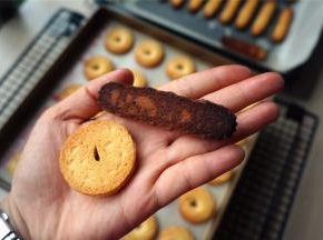 最后对比一下两种烘烤方式下的结果，你会发现，尽管同温度，同位置，垫了不同的物质，烘焙的结果会不一样，参考菜谱时请注意细节哦~