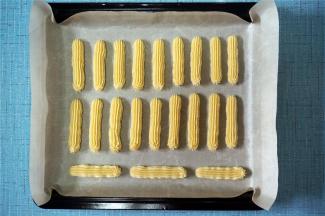 第二盘用自带烤盘，垫油布或者吸油纸，如图。