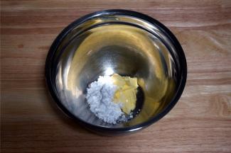 黄油软化后，加入糖粉，搅打至蓬松状态。