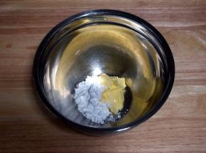 黄油软化后，加入糖粉，搅打至蓬松状态。