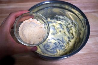 接着加入粉状的芝士，搅拌均匀。