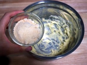 接着加入粉状的芝士，搅拌均匀。