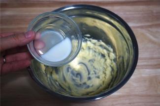 然后加入纯牛奶，搅打至完全融合。