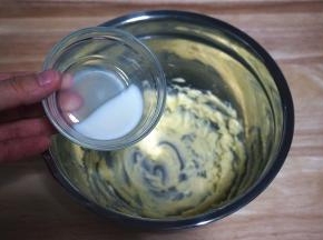 然后加入纯牛奶，搅打至完全融合。