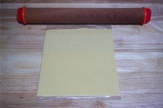 将面团装入保鲜袋，擀成3毫米厚的面片，放入冰箱冷冻30分钟至硬。