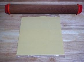 将面团装入保鲜袋，擀成3毫米厚的面片，放入冰箱冷冻30分钟至硬。