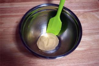 拌成无干粉状态的团状。