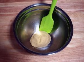 拌成无干粉状态的团状。