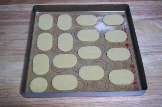 用饼干模具进行分割，并放到垫了硅胶垫的烤盘上。