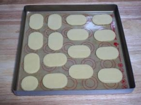 用饼干模具进行分割，并放到垫了硅胶垫的烤盘上。
