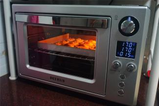 放入上下火170度预热好的烤箱中层，烘烤18~20分钟，至整体呈金黄色。