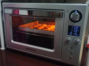 放入上下火170度预热好的烤箱中层，烘烤18~20分钟，至整体呈金黄色。