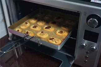 出炉后转移到冷却架上，待饼干完全冷却后密封保存。