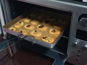 出炉后转移到冷却架上，待饼干完全冷却后密封保存。