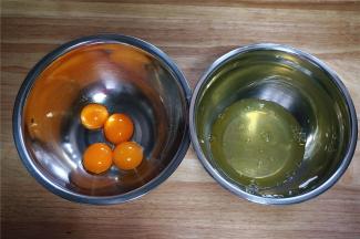 烤箱上下火200度预热，然后开始准备蛋糕糊。首先将蛋白蛋黄分离。