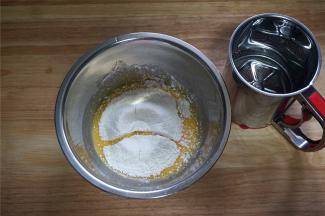 然后筛入52克低筋粉，拌成无颗粒状态的面糊，备用。